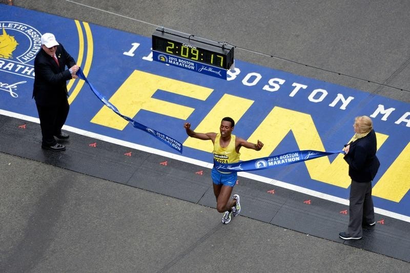 © Reuters. الاثيوبي ديسيسا يفوز بماراثون بوسطن للرجال