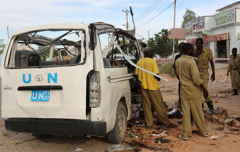 © Reuters. Equipes de segurança no local de ataque contra veículo da ONU que matou 6 pessoas em Garowe