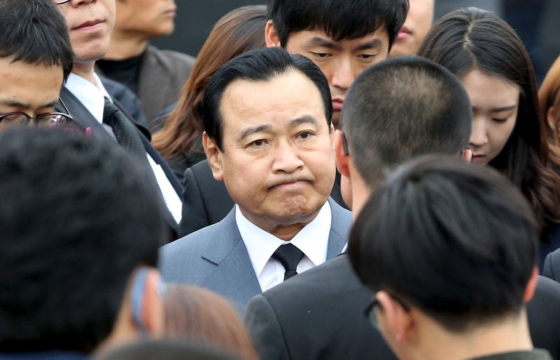 © Reuters. South Korean Prime Minister Lee Wan-koo is surrounded by relatives of victims onboard sunken ferry Sewol at the official memorial altar for the victims in Ansan 