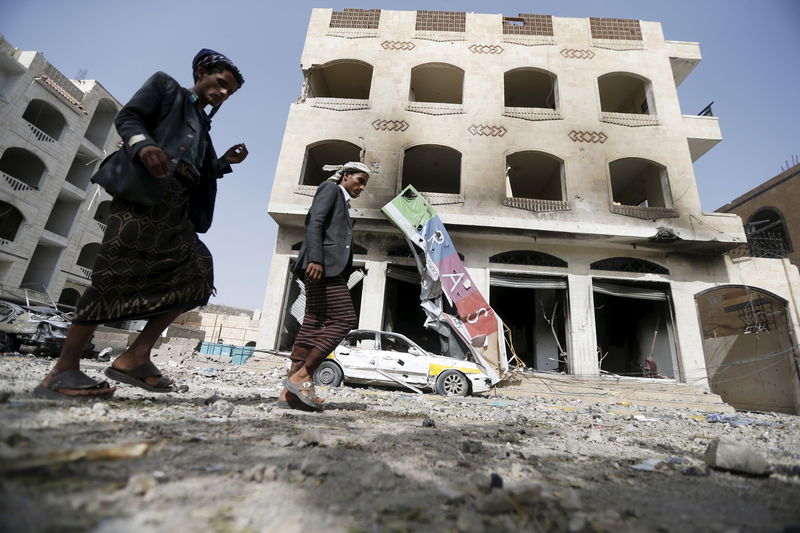 © Reuters. وكالة: مقتل 25 شخصا على الاقل واصابة 398 في ضربة جوية في اليمن 