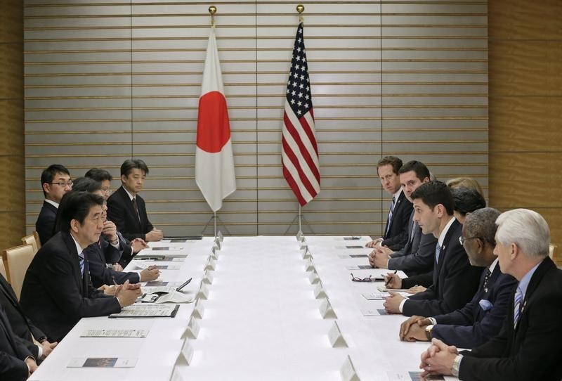 © Reuters. Paul Ryan talks with Shinzo Abe on Trans-Pacific Partnership and other issues in Tokyo