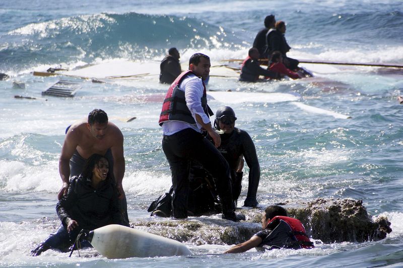 © Reuters. Migrants, who are trying to reach Greece, are rescued by members of the Greek Coast guard and locals near the coast of the southeastern island of Rhodes