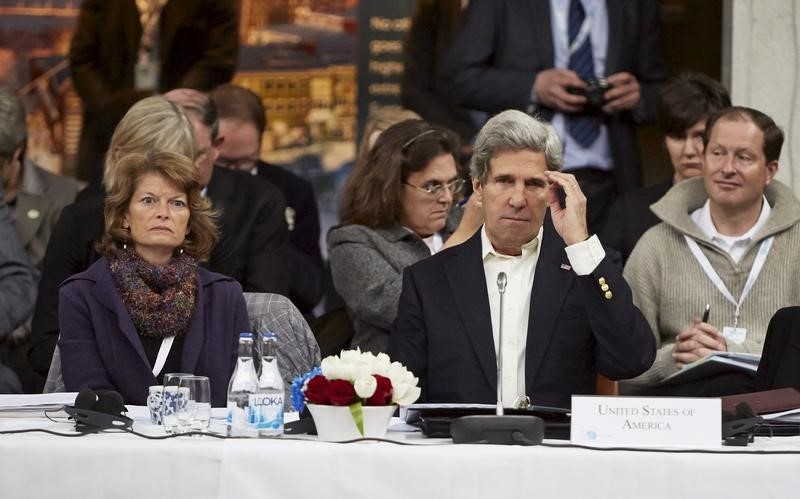 © Reuters. U.S. Secretary of State John Kerry sits next to U.S. Senator Lisa Murkowski during the Arctic Council Ministerial Meeting in Kiruna