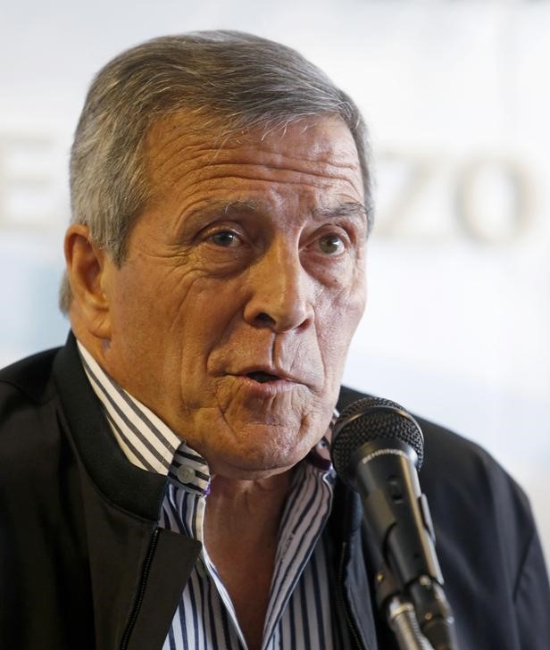 © Reuters. Tabarez gestures during a news conference after he is confirmed as head coach of Uruguay's national soccer team for the third consecutive time at the AUF in Montevideo