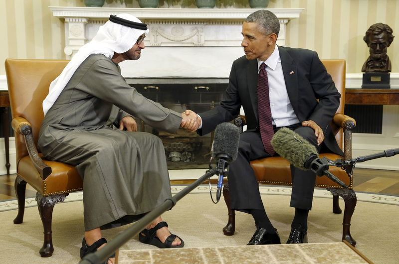 © Reuters. Obama shakes hands with Mohammed bin Zayed al-Nahayan in the Oval Office before their working lunch at the White House in Washington