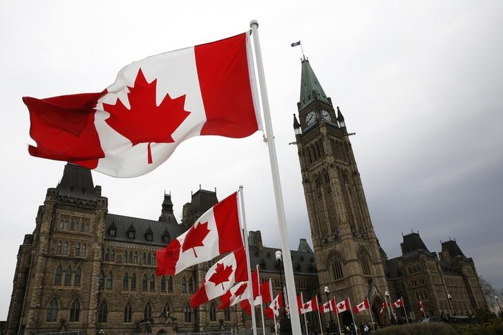 © Reuters. Bandeiras do Canadá em frente ao Parlamento em Ottawa
