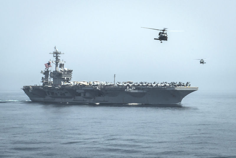 © Reuters. Helicópteros sobrevoam o porta-aviões USS Theodore Roosevelt