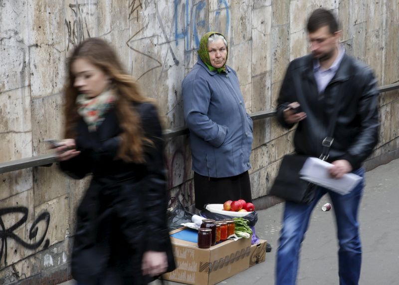 © Reuters. A vendor sells fruit, vegetables and homemade food items in Kiev