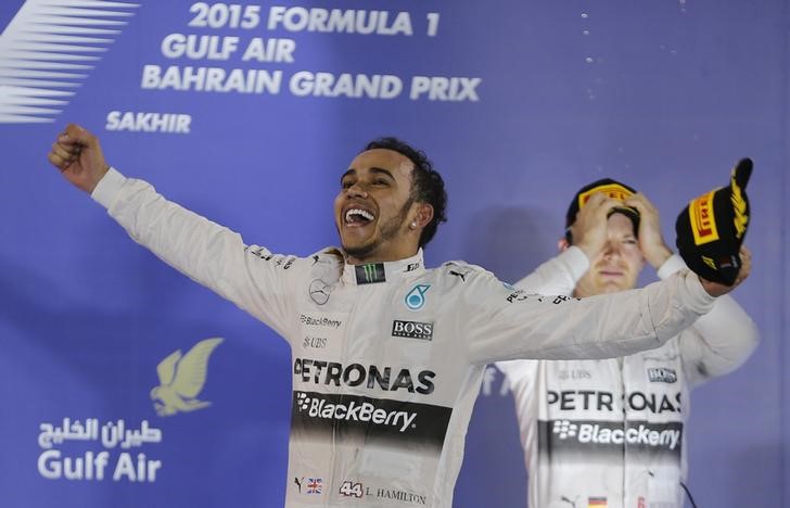 © Reuters. Mercedes Formula One driver Hamilton of Britain celebrates on the podium after winning Bahrain's F1 Grand Prix