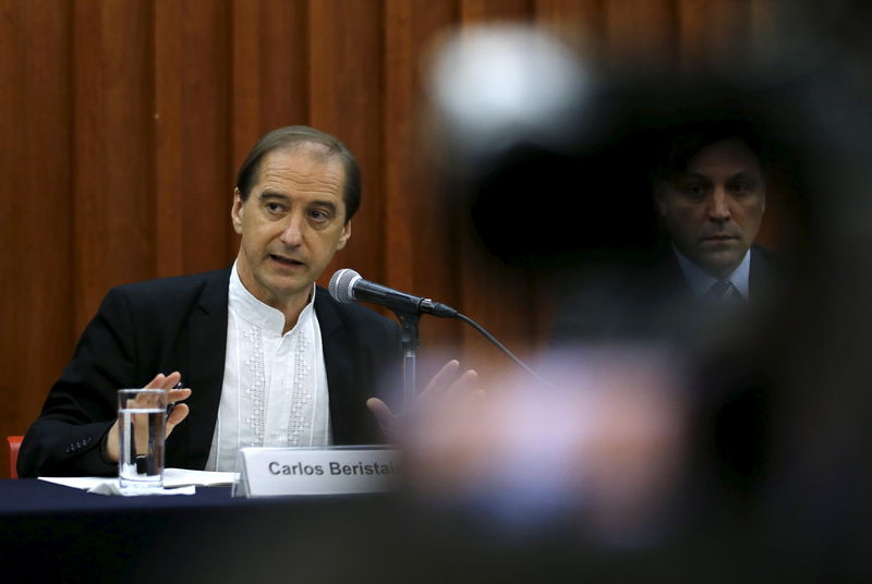 © Reuters. Members of the Inter-American Human Rights Commission (CIDH) Carlos Beristain and Francisco Cox speak during a news conference in Mexico 