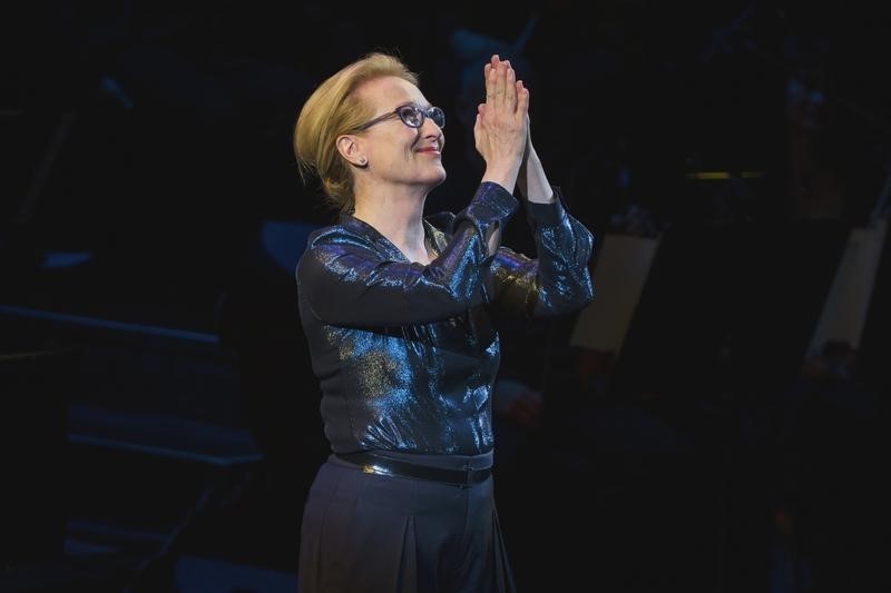 © Reuters. Actress Meryl Streep gestures as she speaks on stage at "An Evening of SeriousFun Celebrating the Legacy of Paul Newman" event in New York