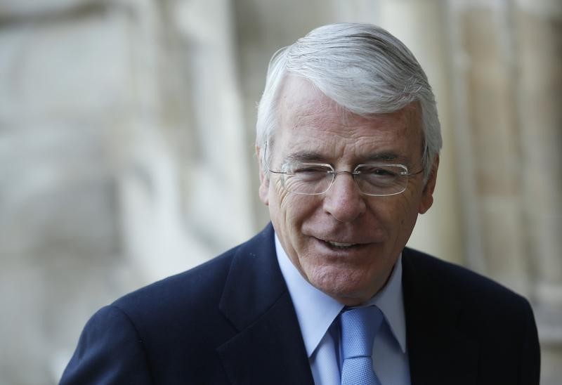 © Reuters. Former British Prime Minister John Major arrives for a memorial service for the broadcaster David Frost at Westminster Abbey in London