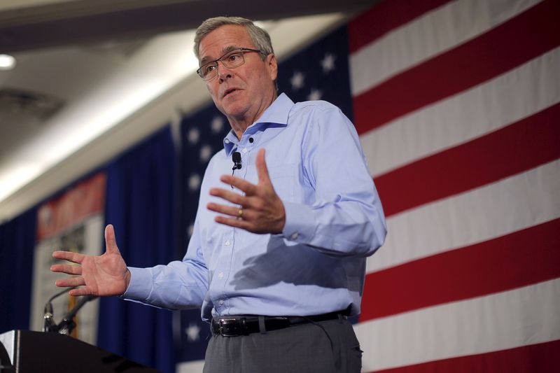 © Reuters. Former Florida Governor and probable 2016 Republican presidential candidate Jeb Bush speaks at the First in the Nation Republican Leadership Conference in Nashua