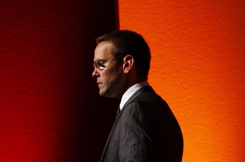 © Reuters. BSkyB Chairman James Murdoch, who is also head of News Corp in Europe and Asia, walks off stage after a rehearsal for his James MacTaggert Memorial lecture as part of the Media Guardian Edinburgh International TV Festival in Edinburgh