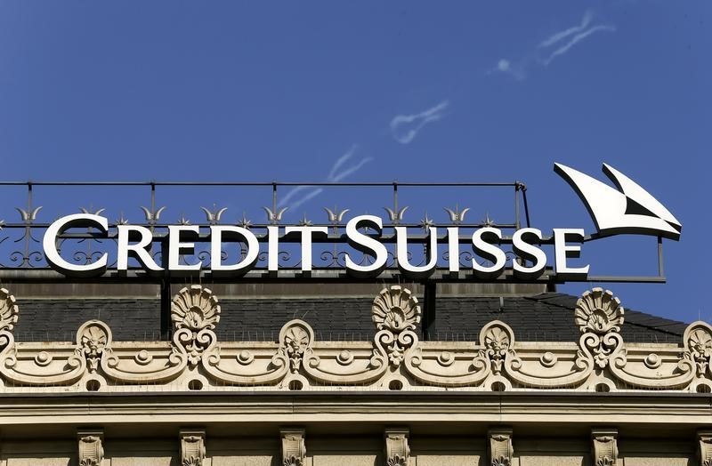 © Reuters. The company's logo is seen at the headquarters of Swiss bank Credit Suisse at the Paradeplatz square in Zurich