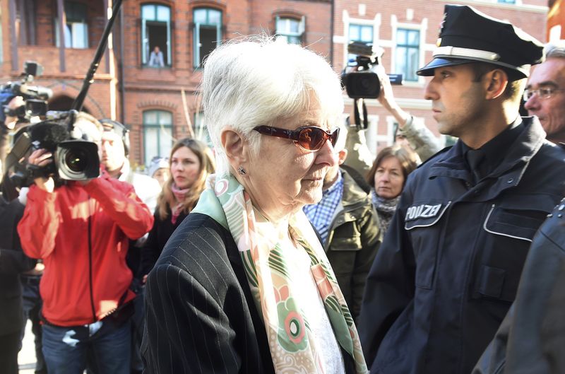 © Reuters. Survivor of Auschwitz Bohm arrives for start of trail against former bookkeeper at Auschwitz Groening in Lueneburg