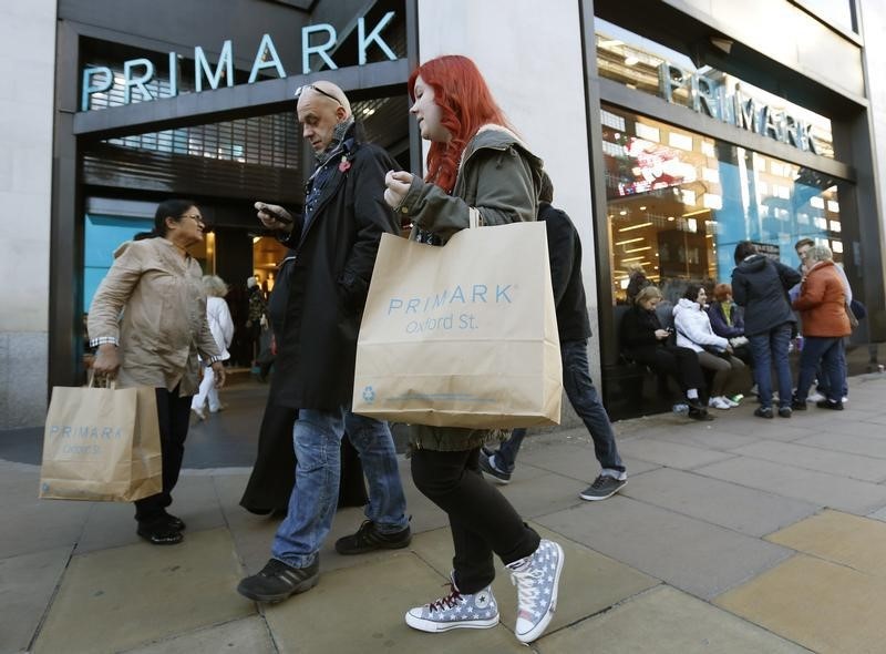 © Reuters. A shopper carries a Primark shopping bag on Oxford Street in central London