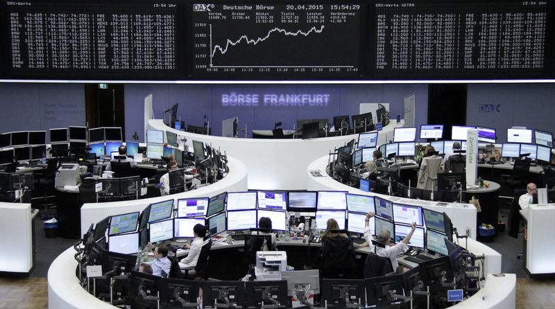 © Reuters. Traders are pictured at their desks in front of the DAX board at the Frankfurt stock exchange