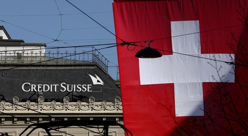 © Reuters. Switzerland's national flag flies in front of the headquarters of Swiss bank Credit Suisse at the Paradeplatz square in Zurich