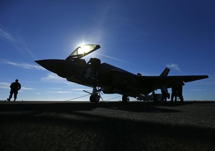 © Reuters. A Lockheed Martin Corp's F-35C Joint Strike Fighter is shown on the deck of the USS Nimitz aircraft carrier
