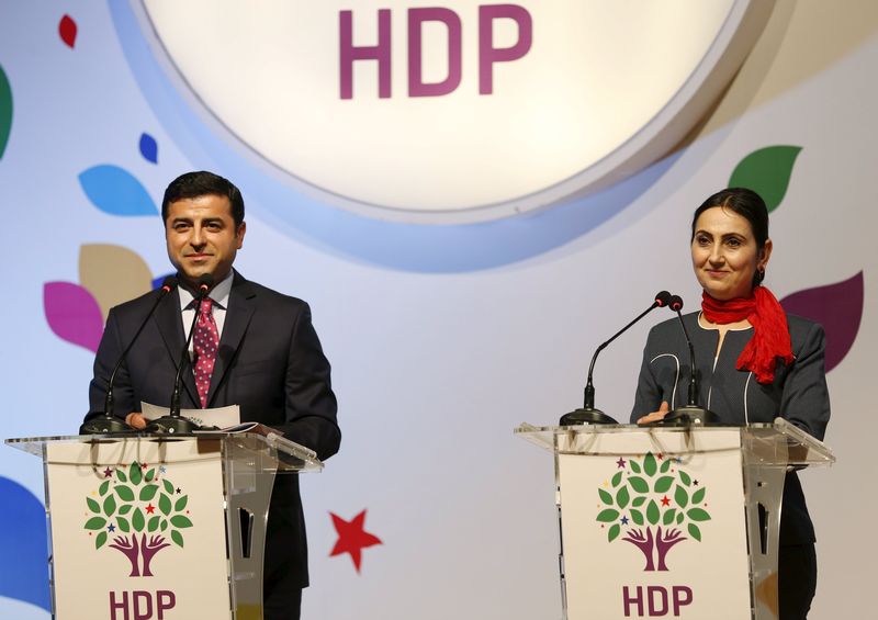 © Reuters. Co-chairs of the pro-Kurdish Peoples' Democratic Party (HDP), Demirtas and Yuksekdag, attend a meeting to announces their party's manifesto for the upcoming general election, in Istanbul 
