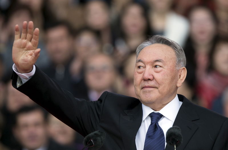 © Reuters. Kazakhstan's President Nazarbayev waves to audience during an election campaign rally at a stadium in Almaty