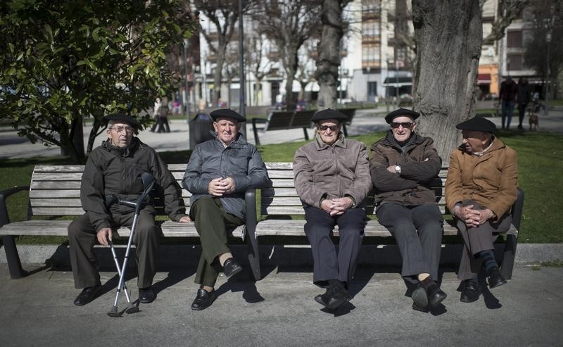 © Reuters. España volvió a perder población en 2014 por la salida de extranjeros