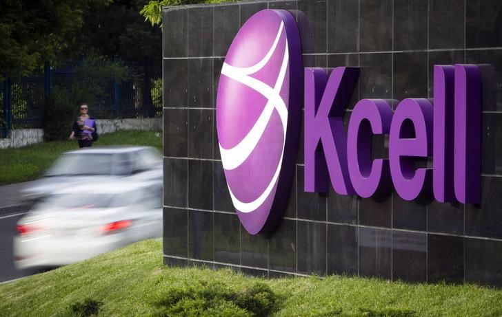 © Reuters. Логотип KCell у штаб-квартиры компании в Алма-Ате