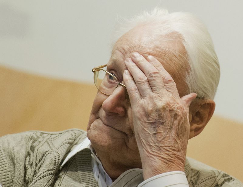 © Reuters. El ex contador de Auschwitz Oskar GrÃ¶ning a la espera de su juicio en Lunenburgo, Alemania