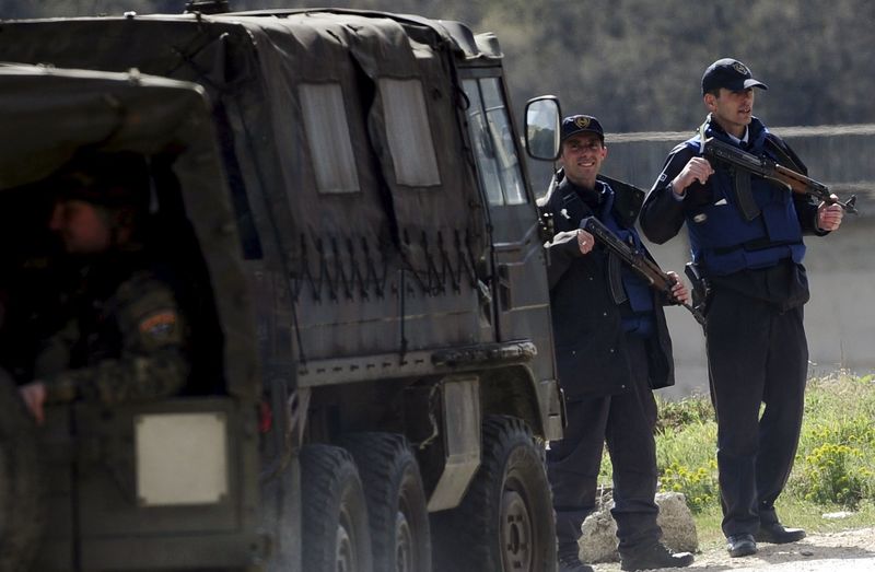 © Reuters. مسلحون يحتجزون ضباط شرطة رهائن في مقدونيا لعدة ساعات