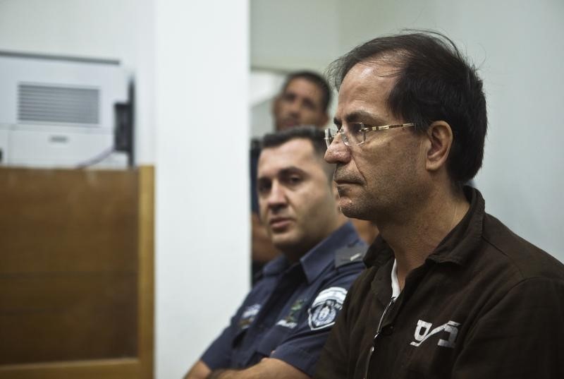 © Reuters. Iranian-Belgian citizen Ali Mansouri sits in a courtroom at court in Petah Tikva