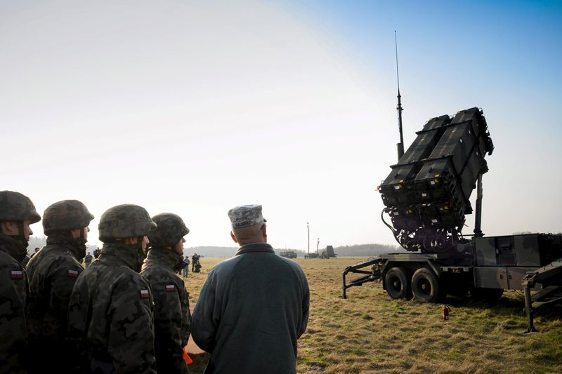 © Reuters. File photo of Polish and U.S. soldiers looking at a Patriot missile defence battery during joint exercises at the military grounds in Sochaczew