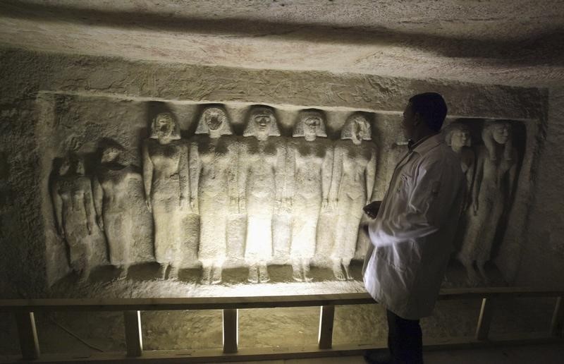 © Reuters. اكتشاف مقبرة ملك مصري ينتمي إلى عصر ما قبل بناة الأهرام