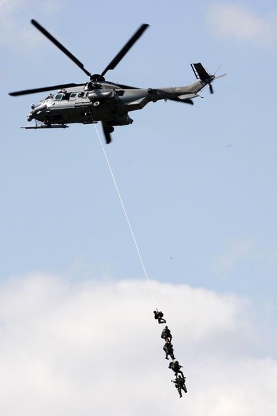 © Reuters. LA POLOGNE CHOISIT AIRBUS HELICOPTERS POUR DE NOUVEAUX TESTS