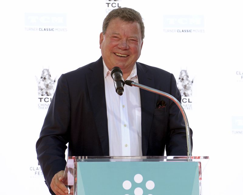 © Reuters. Actor Shatner speaks during a handprint and footprint ceremony honoring actor Plummer at the TCL Chinese Theatre in Los Angeles