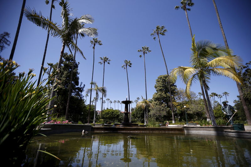 © Reuters. Jardim de plantas e flores ao lado de um lago com fonte de água em Beverly Hills