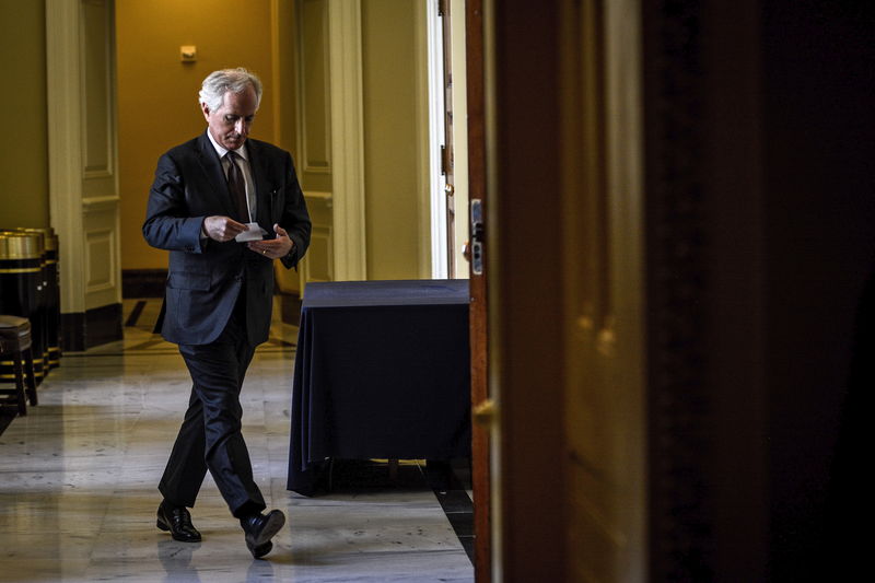 © Reuters. U.S. Senator Bob Corker (R-TN), Chairman of the Foreign Relations Committee, walks into the Republicans' weekly policy lunch at the U.S. Capitol in Washington