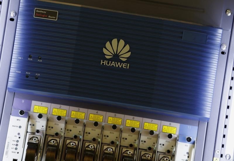 © Reuters. A multi-chassis cluster router is shown inside the exhibition hall at Huawei's headquarters in Shenzhen