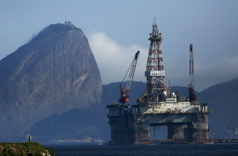 © Reuters. Нефтяная платформа в заливе Гуанабара в бразильском штате Рио-де-Жанейро 