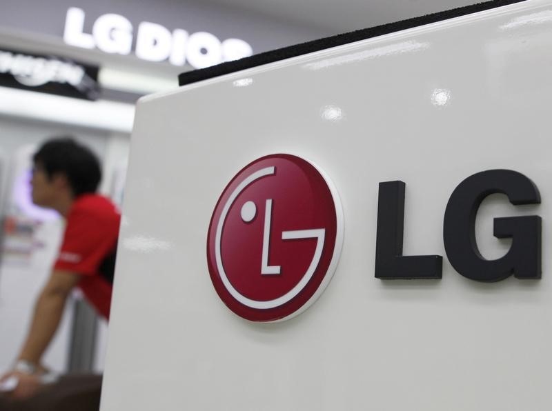 © Reuters. An employee works at a store of LG Electronics in Seoul