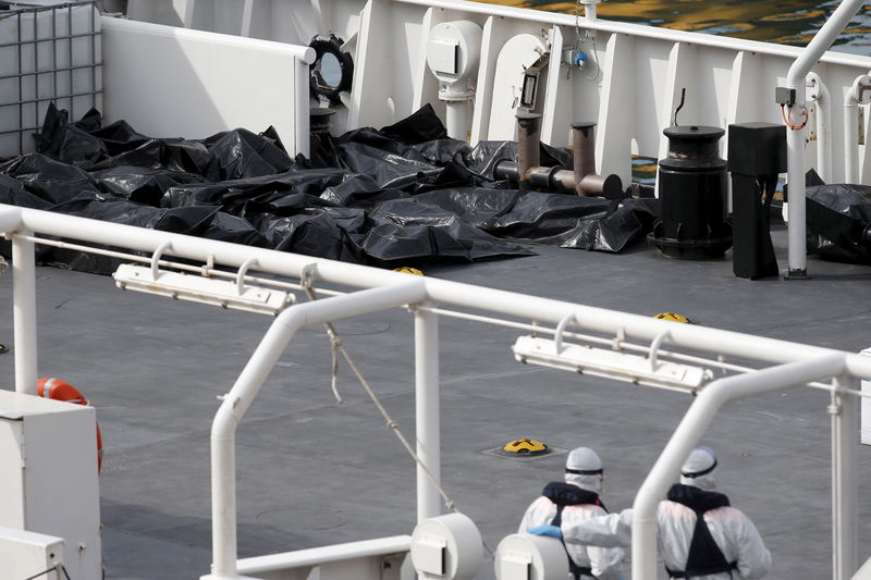 © Reuters. Corpi di migranti morti trasportati dalla nave della Guardia Costiera Bruno Gregoretti a Malta