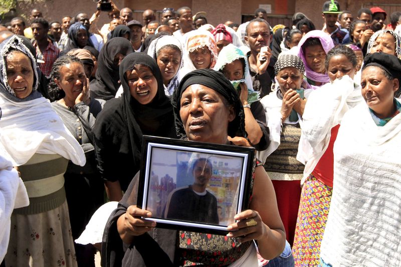 © Reuters. رشق الشرطة بالحجارة في أديس أبابا احتجاجا على مقتل اثيوبيين في ليبيا