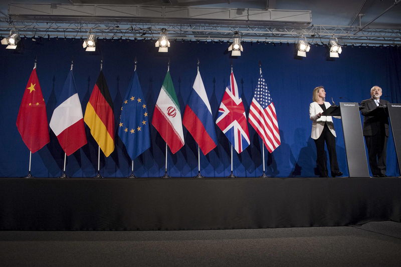 © Reuters. Iranian Foreign Minister Zarif makes a statement as EU High Representative for Foreign Affairs Mogherini watches, following nuclear talks in Lausanne