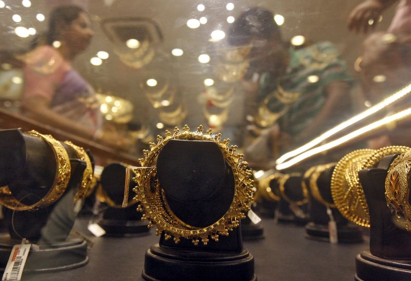 © Reuters. Золотые браслеты в ювелирном магазине в Калькутте 
