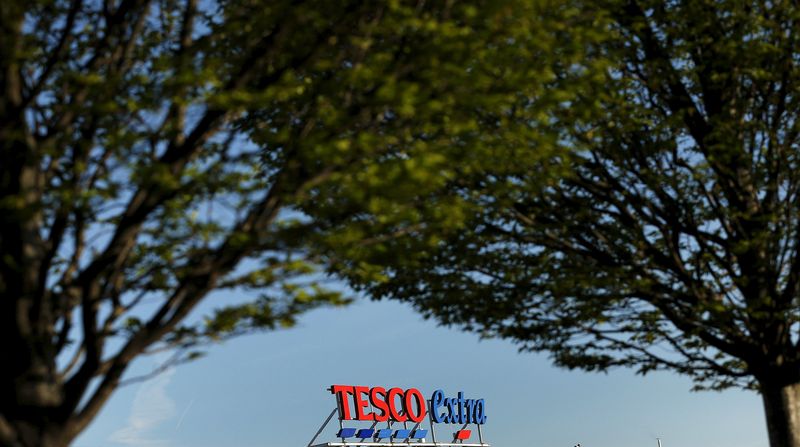 © Reuters. A sign is seen on the roof of a Tesco supermarket in Altrincham, northern England