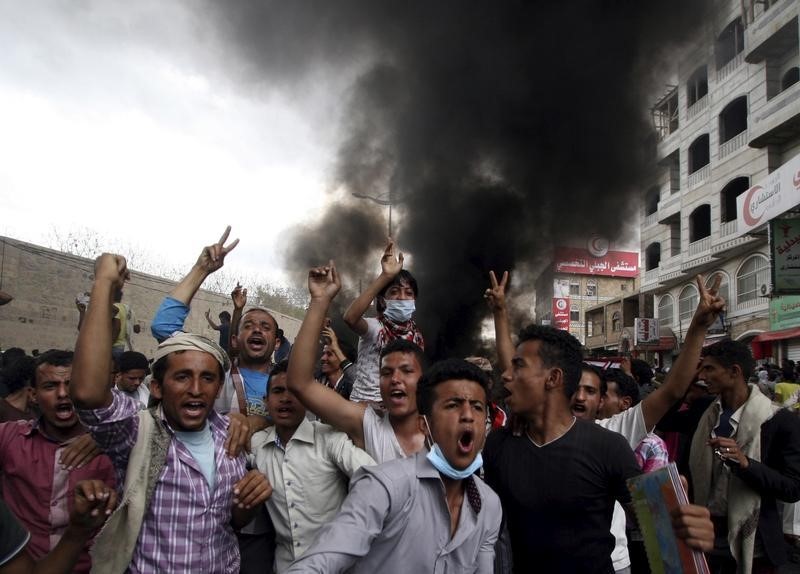 © Reuters. Manifestantes anti-Houthi durante protesto no sul do Iêmen