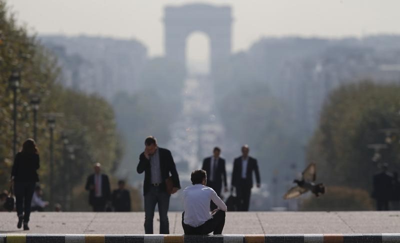 © Reuters. Businessmen are seen on the esplanade of La Defense, in the financial and business district in La Defense, west of Paris