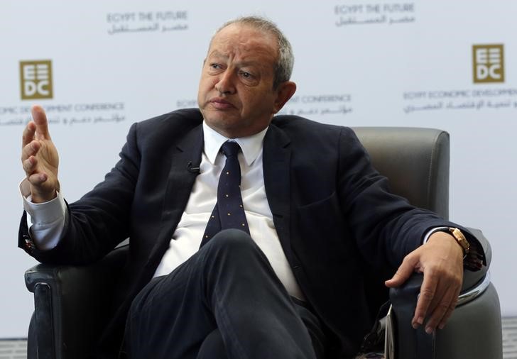 © Reuters. Egyptian billionaire Sawiris speaks during an interview with Reuters in Sharm el-Sheikh, in the South Sinai