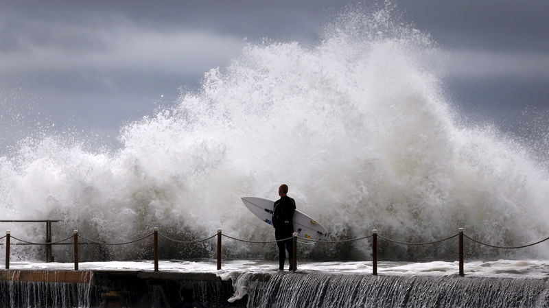 © Reuters. Onda estoura em praia de Sydney