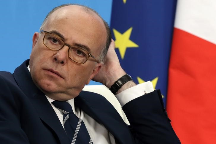 © Reuters. Ministro do Interior francês, Bernard Cazeneuve, em Paris